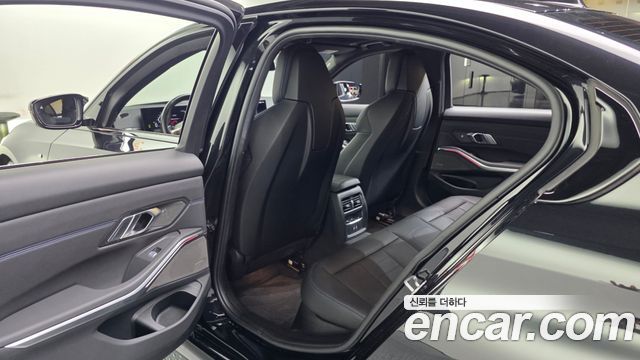 BMW 3-Series 2023 — photo 16