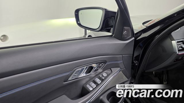 BMW 3-Series 2023 — photo 35