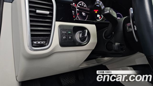 Porsche Cayenne 2022 — photo 38