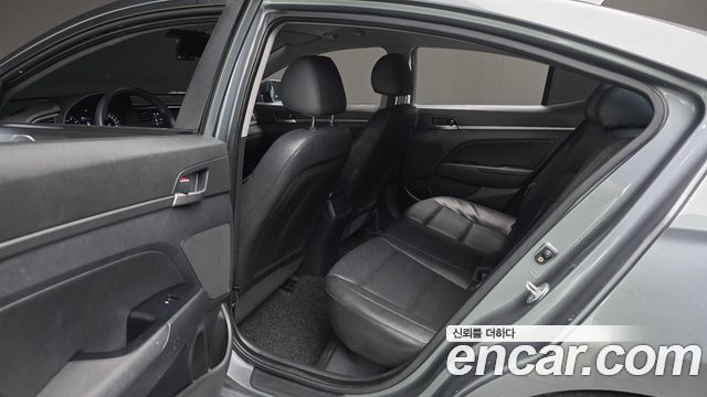 Hyundai AVANTE 2018 — photo 17