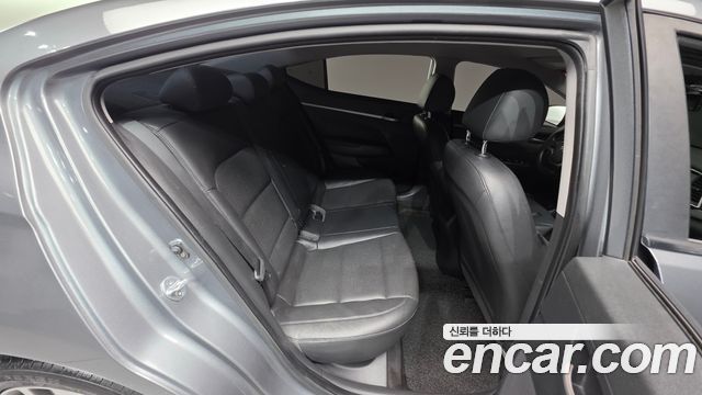 Hyundai AVANTE 2018 — photo 18