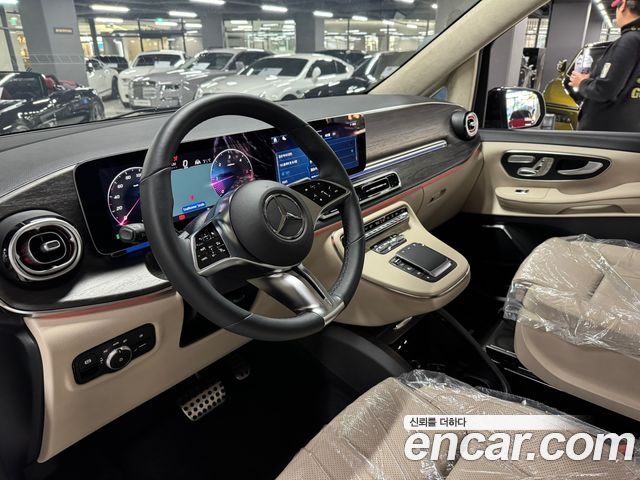 Mercedes-Benz V-Class 2025 — photo 4