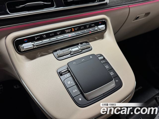 Mercedes-Benz V-Class 2025 — photo 8