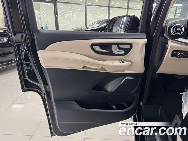 Mercedes-Benz V-Class 2025 — photo 9