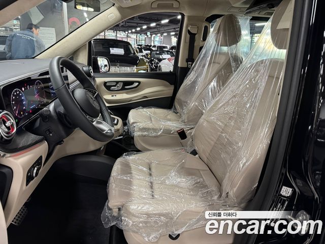 Mercedes-Benz V-Class 2025 — photo 10
