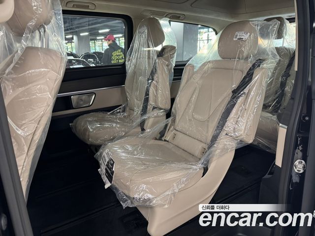 Mercedes-Benz V-Class 2025 — photo 11