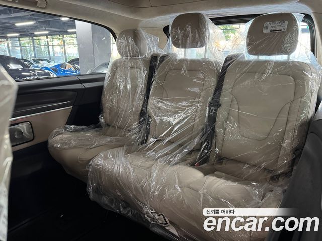 Mercedes-Benz V-Class 2025 — photo 13