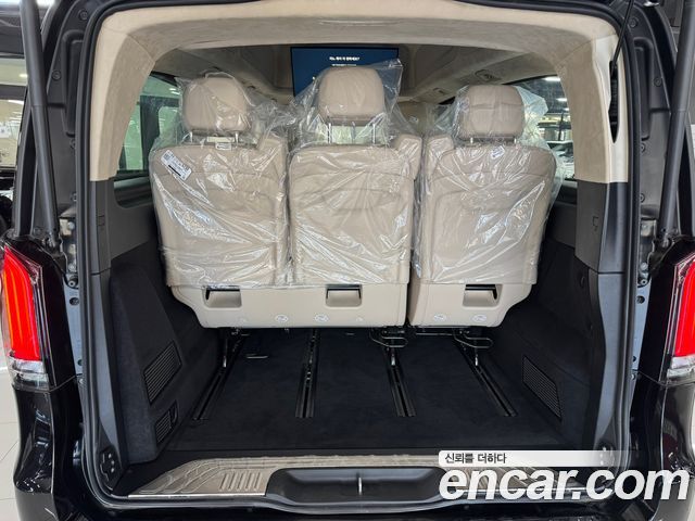 Mercedes-Benz V-Class 2025 — photo 14