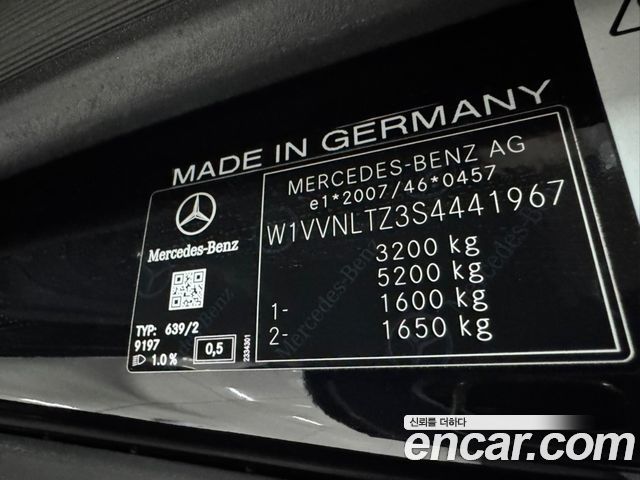 Mercedes-Benz V-Class 2025 — photo 16