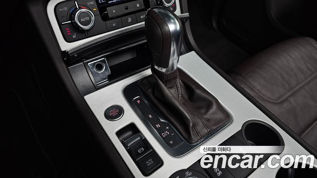 Volkswagen Touareg 2013 — photo 12