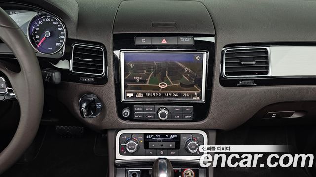 Volkswagen Touareg 2013 — photo 20