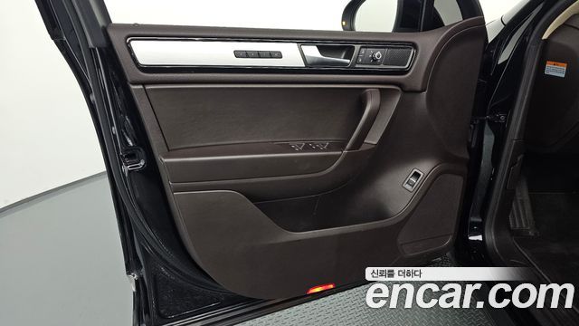 Volkswagen Touareg 2013 — photo 14