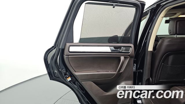 Volkswagen Touareg 2013 — photo 15