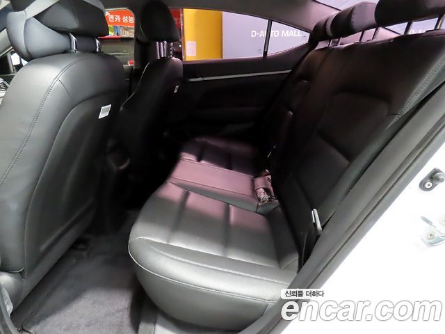 Hyundai AVANTE 2018 — photo 17