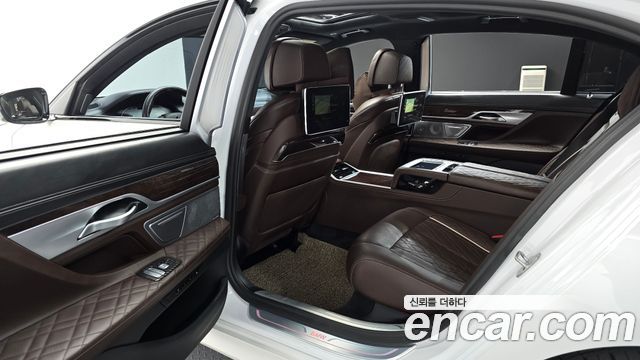 BMW 7-Series 2020 — photo 12