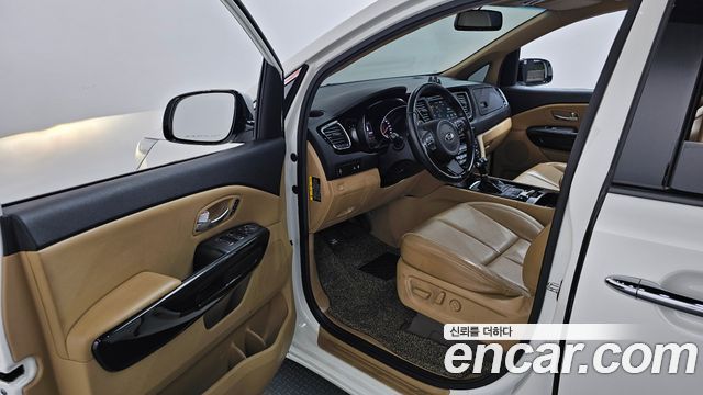 Kia Canival 2015 — photo 13