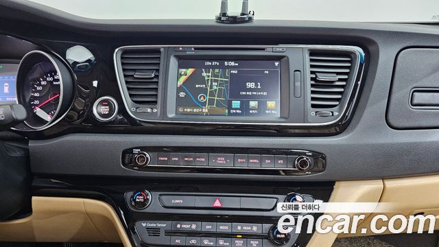 Kia Canival 2015 — photo 18