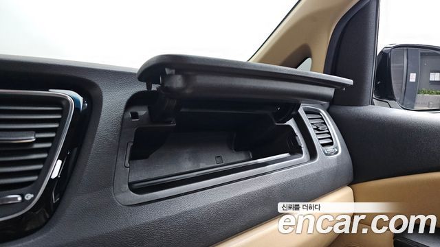 Kia Canival 2015 — photo 21