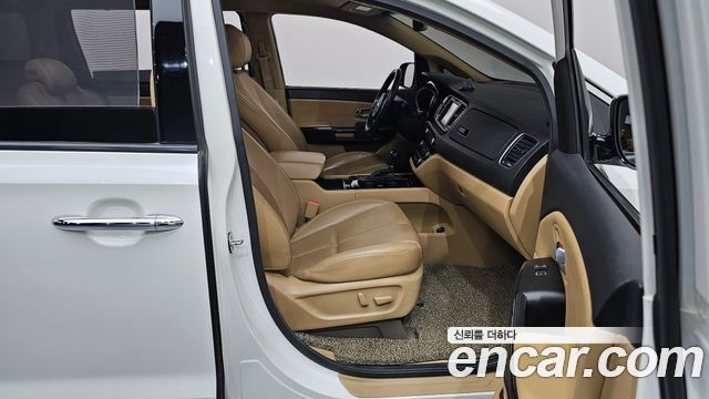 Kia Canival 2015 — photo 16