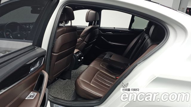BMW 5-Series 2018 — photo 17
