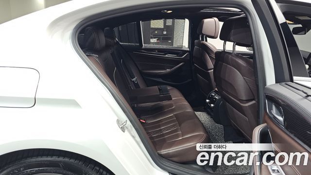 BMW 5-Series 2018 — photo 18