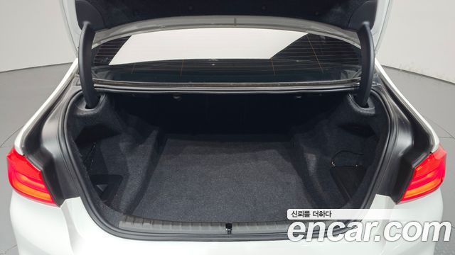 BMW 5-Series 2018 — photo 26