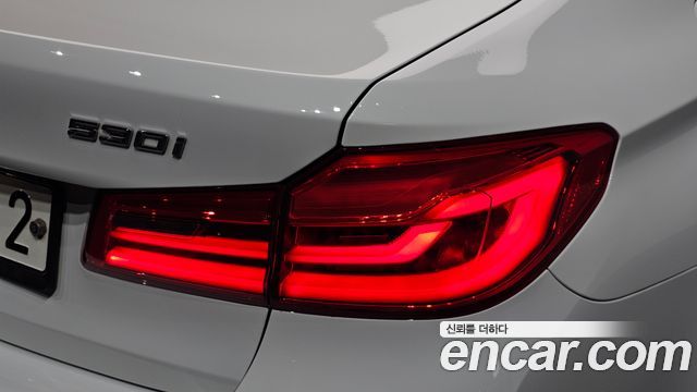 BMW 5-Series 2018 — photo 9