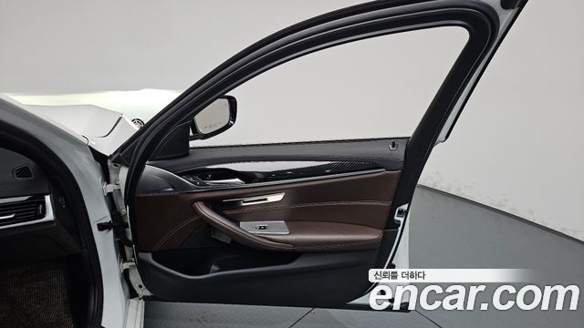 BMW 5-Series 2018 — photo 14