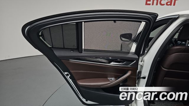 BMW 5-Series 2018 — photo 15