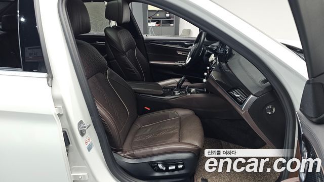 BMW 5-Series 2018 — photo 16