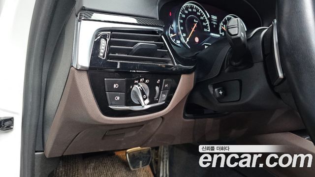 BMW 5-Series 2018 — photo 29