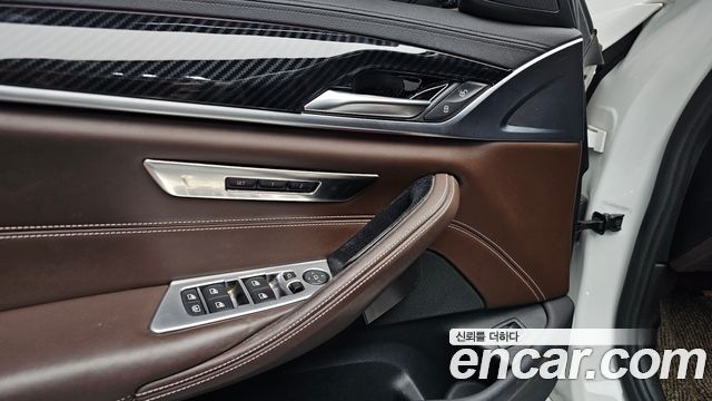 BMW 5-Series 2018 — photo 30