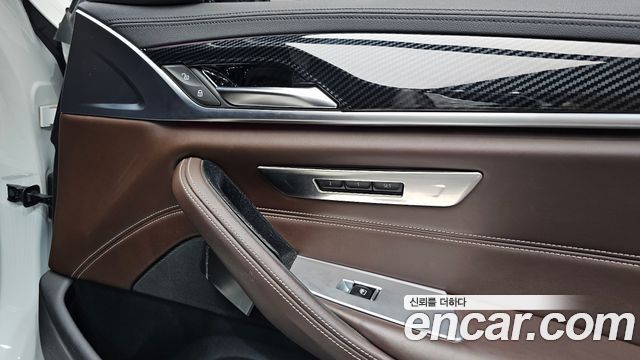 BMW 5-Series 2018 — photo 31