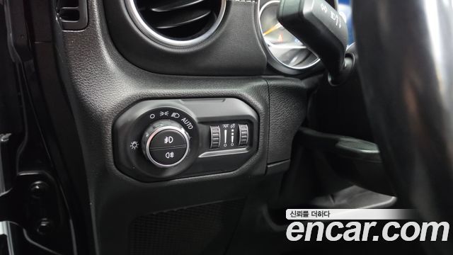 Jeep Wrangler 2021 — photo 18