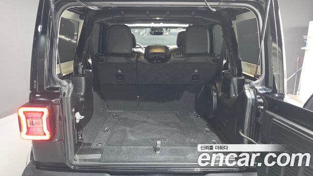 Jeep Wrangler 2021 — photo 20
