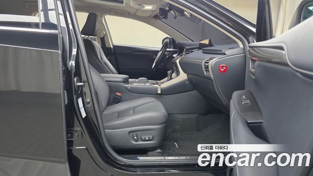 Lexus NX 2021 — photo 16