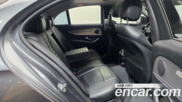 Mercedes-Benz E-Class 2018 — photo 18