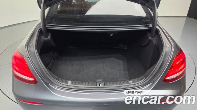Mercedes-Benz E-Class 2018 — photo 26