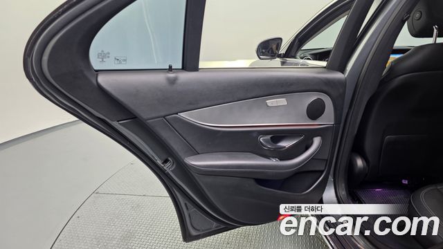 Mercedes-Benz E-Class 2018 — photo 15