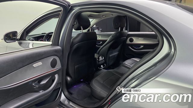 Mercedes-Benz E-Class 2018 — photo 16