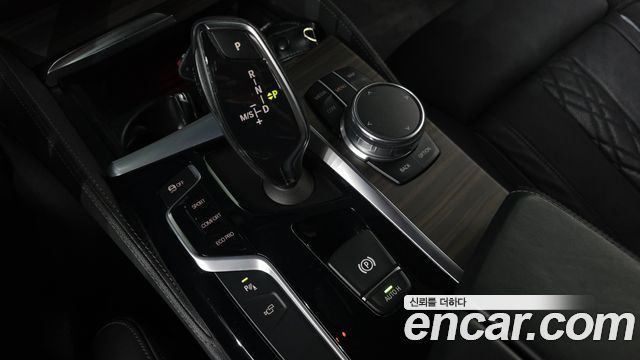 BMW 5-Series 2017 — photo 12