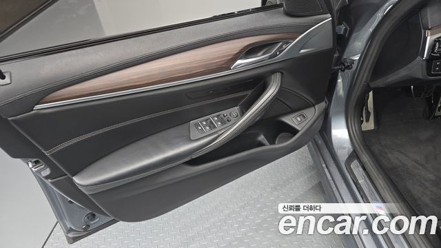 BMW 5-Series 2017 — photo 14