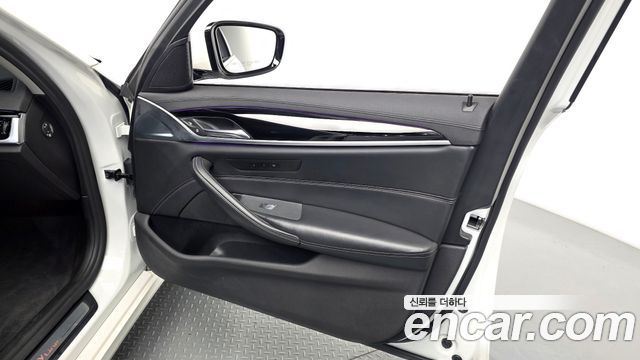 BMW 5-Series 2019 — photo 14