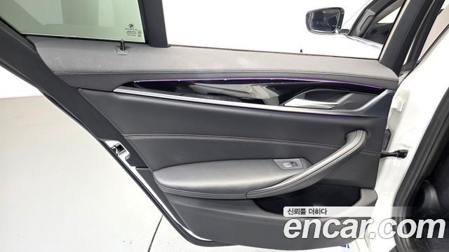 BMW 5-Series 2019 — photo 15