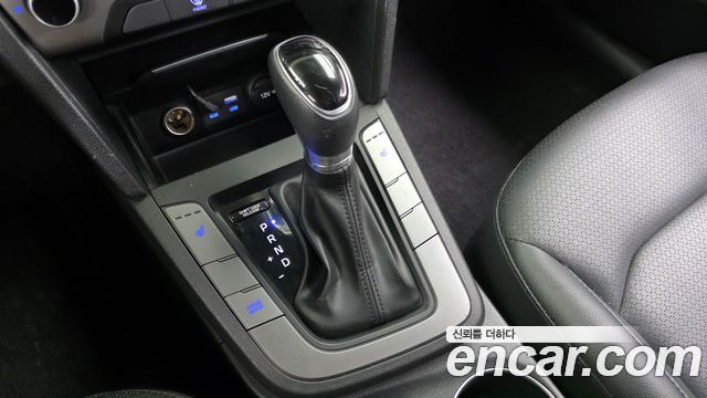 Hyundai AVANTE 2017 — photo 12