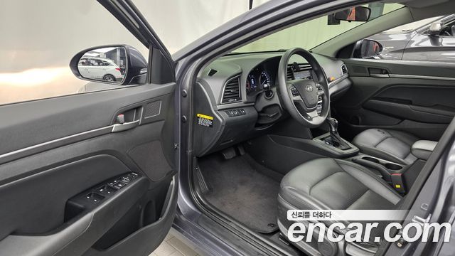 Hyundai AVANTE 2017 — photo 13