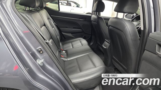 Hyundai AVANTE 2017 — photo 17