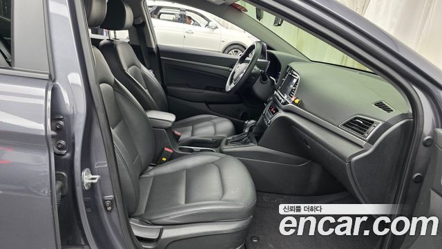 Hyundai AVANTE 2017 — photo 16