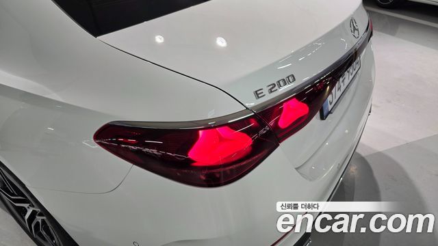 Mercedes-Benz E-Class 2026 — photo 12