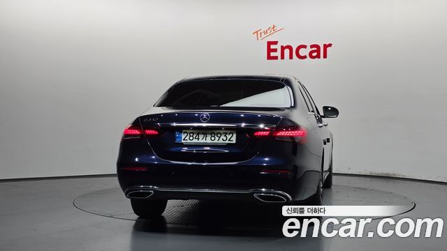Mercedes-Benz E-Class 2022 — photo 4